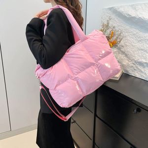 Sacs fourre-tout matelassés grande capacité 2025 avec logo personnalisé pour femmes, sacs à main gonflés de couleur unie - Product Image 3