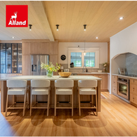 Armoires de cuisine personnalisées Alland de style transitionnel avec finition en placage de bois, style Shaker fin, chêne blanc, avec cadre en aluminium et porte en verre