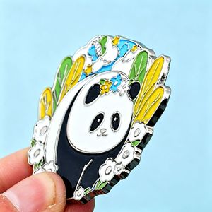 Pin de metal esmaltado de panda de dibujos animados Yisheng con cierre de mariposa de aleación, insignias de regalo - Product Image 2