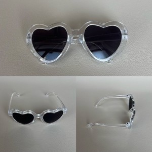 Gafas de sol con forma de corazón rosa para muñecas, accesorio unisex con montura de plástico, 8 cm de ancho, gafas de sol con forma de corazón. - Product Image 2