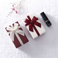 Boîte cadeau rouge et blanche exquise avec nœud, emballage élégant pour les cadeaux de fêtes et d'anniversaires