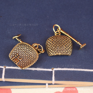 Paletta in ottone puro Dington, portachiavi auto retrò, ciondolo artigianale a forma di aratro, piccolo regalo - Product Image 2
