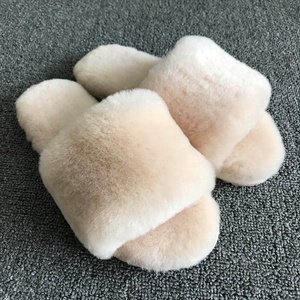 Chanclas de alta calidad para interiores, pantuflas suaves de piel de oveja para casa - Product Image 1