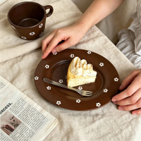Assiette ovale en céramique vintage, marron gris mat, peinte à la main avec des fleurs blanches, pour le petit-déjeuner, les desserts, les gâteaux
