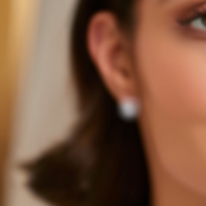 E1043 Orecchini a perno a forma di cuore in oro bianco con cristalli rotondi incastonati a griffe, gioielli classici alla moda, regalo unisex - Product Image 2