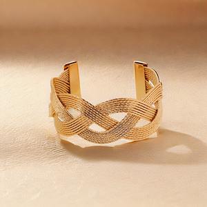 Bracelet manchette traditionnel fait main en résine écologique, texture chaîne tressée, doré - Product Image 2