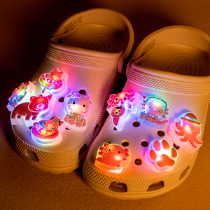 Trending Nieuw Design Custom Led Schoen Bedels Groothandel Glanzende Bling Klompen Met Leuke Roze Salamander En Grappige Dieren Decoraties - Product Image 1