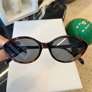 Lunettes de soleil ovales œil-de-chat rétro 2025 avec logo personnalisé, petite monture à rivets, protection UV400 pour hommes et femmes - Product Image 3