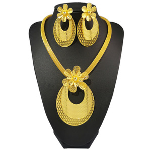 Dubai Hochzeit Frauen Schmuck Afrikanisch <span class=keywords><strong>Saudi</strong></span>-Arabien <span class=keywords><strong>Gold</strong></span> Bankett Blume Anhänger Halskette Ohrringe Braut Accessoires <span class=keywords><strong>Set</strong></span> für Frauen - Product Image 2