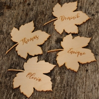 Tarjetas de Lugar de Boda Rústicas Personalizadas DIY, Etiquetas de Madera con Hoja de Arce Grabadas con Láser para Mesa de Fiesta de Otoño