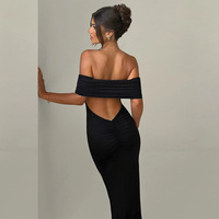 Robe longue moulante noire à col licou et épaules froncées, sans manches, extensible, pour femme, style décontracté d'été, longueur ras du sol, coupe socialite, avec décolleté au niveau de la taille