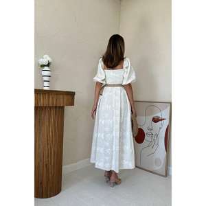 Elegante Vestido Bordado con Corte en A, Escote Cuadrado y Mangas Abullonadas, Cintura Natural, Tejido Transpirable para Uso Diario - Product Image 1