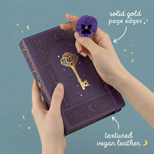 Diario de Terciopelo Esmeralda Gótico LABON Griffin A5, Tapa Dura, Grimorio Místico con Estampado Holográfico y Bordes Dorados Iridiscentes - Product Image 6