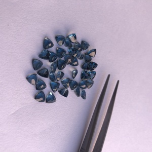 Pierre de topaze bleue de Londres naturelle de 5mm à facettes trillion de pierres précieuses en vrac pour la fabrication de bijoux en ligne AAA Real - Product Image 1