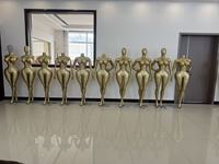 Nouveau mannequin féminin en plastique de taille extra-large, taille fine, poitrine généreuse, fesses généreuses, corps entier, pose debout, mannequin de vitrine
