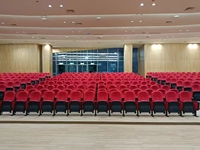 Chaise de théâtre pliable moderne de luxe à prix abordable avec tablette et porte-gobelet, idéale pour auditorium et église, modèle YA-L04