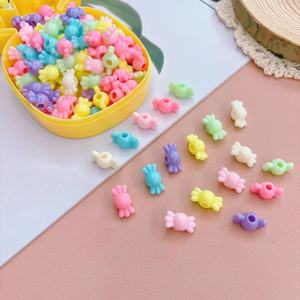Perles en vrac à gros trous en résine plastique, motif couronne de bonbons roses aux couleurs printanières, emballées en boîte - Product Image 4