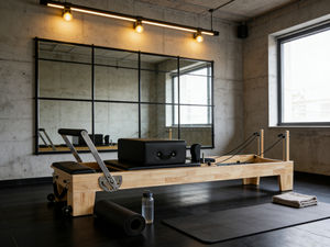 Tabla Deslizante Resistente con Diseño Personalizado Ajustable, Sistema de Bandas de Resistencia con Barra de Pie Multiposición para Pilates Reformer de Roble - Product Image 3