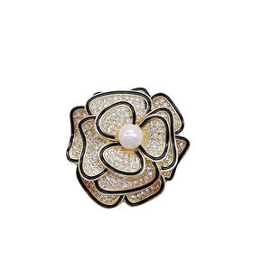 Broches De Rosas Diseñador De Lujo Camelia Broches Mujeres Clásico Elegante Perla Rhinestone Broche Pin Traje Ropa Decoraciones - Product Image 6