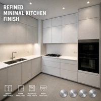 Cuisine modulaire en L gris clair, moderne, avec plan de travail en marbre blanc, four encastré, plaque de cuisson à gaz, double évier, robinet, crédence à charnières et glissières de tiroir