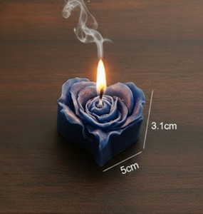 Rehaussez votre décoration avec notre luxueuse bougie artisanale en cire de soja en forme de mini-rose, motif floral élégant, idéale pour Diwali et le Nouvel An. - Product Image 3