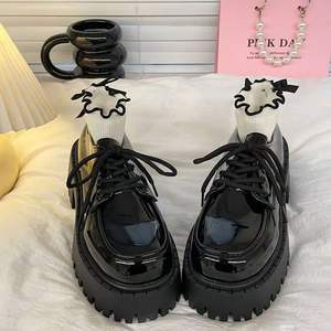 2024 printemps automne rétro Style britannique unique chaussures pour femmes noir brillant cuir semelle épaisse à lacets conception hauteur augmentant - Product Image 2