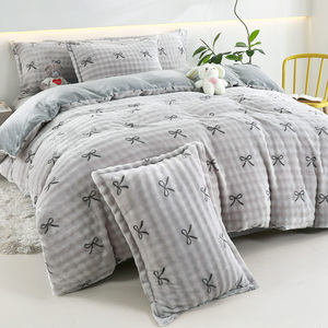 Set di Biancheria da Letto in Velluto a Bolle 4 Pezzi, Copripiumino con Ricamo di Farfalle Nere - Product Image 4