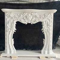 Marbre blanc personnalisé avec motifs floraux exquis pour la cheminée, idéal pour la décoration des salons de villas et d'hôtels.