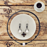 Collier et boucles d'oreilles en cuir véritable avec perles d'eau douce naturelles pour hommes Collier