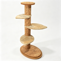 Arbre à chat rustique en écorce de chêne naturel de taille moyenne, avec poteaux à gratter en forme de tronc d'arbre et plusieurs plateformes en forme de feuilles