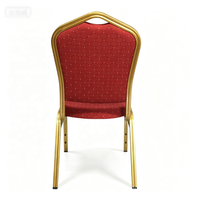 Chaise de banquet empilable en acier avec dossier doré et poignée supérieure, assise rembourrée en tissu rouge à pois, mobilier pour hôtels et salles