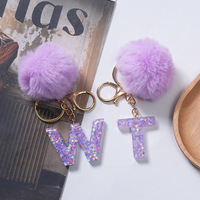 Vente en gros de porte-clés personnalisés en fourrure douce avec pompon, lettre initiale en résine violette, charme mignon en peluche, pendentif alphabet