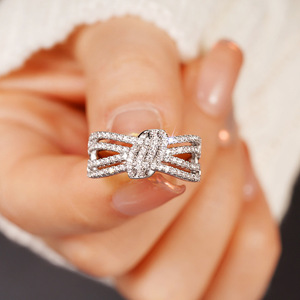 Anello alla Moda con Fiocco Stratificato, Elegante Gioiello con Zirconi per Donna, Stile Moderno per Uso Quotidiano - Product Image 2