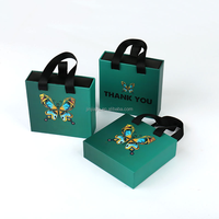 Boîte cadeau en carton de papier d'art personnalisé pour bijoux montre emballage avec tiroir coulissant UV estampage à chaud poignée de ruban doublure en éponge