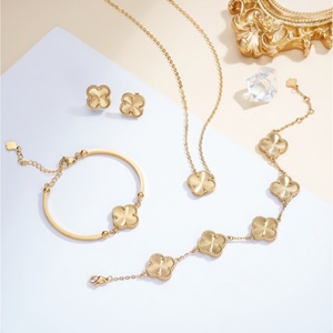 Parure de bijoux trèfle texturé JOYE pour femme en acier inoxydable plaqué or 18 carats PVD, style vintage, motif fleur porte-bonheur, collier, bracelet et boucles d'oreilles, étanche - Product Image 2