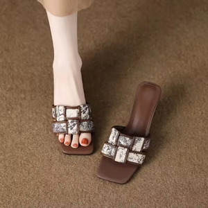 Chaussures élégantes pour les occasions festives, style cuir verni - escarpins noirs à bout pointu en soie avec sandales pour femmes - Product Image 3