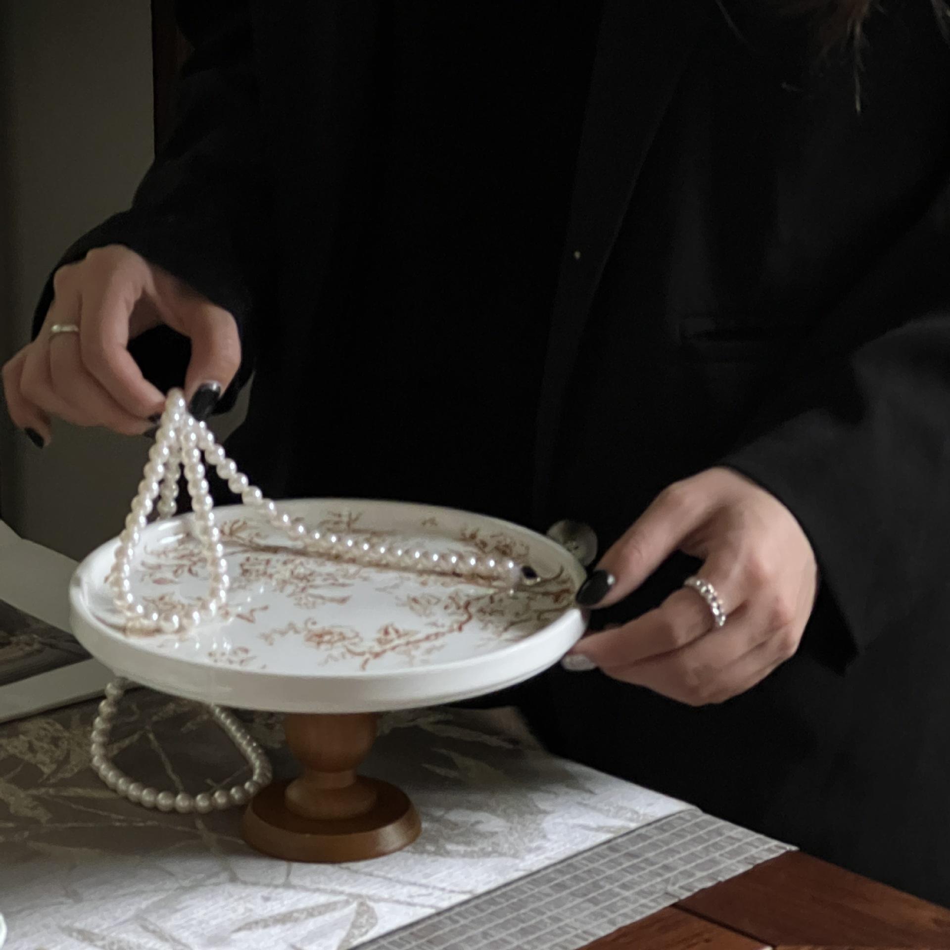 เท้าสูงทำจากดอกไม้สีน้ำตาลและไม้สีน้ำตาล