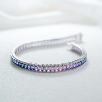 Cadeau bijoux recommandé! Bracelet de tennis tendance de couleur arc-en-ciel avec diamant incrusté d'or 18 carats Bracelet de saphir naturel pour femme
