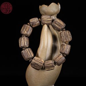 Pulsera Contemporánea de Madera de Agar Malaya con Cuentas Naturales Medianas, Acabado Limpio y Efecto Hundido, Joyería - Product Image 1