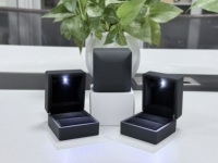 Boîte à bagues LED de haute qualité, boîte à bijoux LED noire, boîte à bagues LED de luxe - Personnalisez votre logo