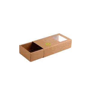 Günstige ausgefallene Geschenk verpackung Faltbare braune Kraft papier boxen Kunden spezifische Verpackungs box mit transparentem PVC-Fenster