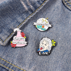 เคมีขายส่งหมุดเคลือบแข็งที่มีชื่อเสียงนักฟิสิกส์ Lapel Pins ตราสูตรเข็มกลัดโลหะราคาผู้ผลิต - Product Image 3