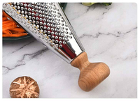 Râpe conique multifonction en acier inoxydable avec manche en bois, râpe manuelle pour pommes de terre, légumes, fromage, gadget de cuisine