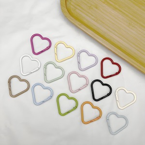 Mosquetones de aleación de zinc en forma de corazón, pintados, portátiles, con clips para llaveros, para actividades promocionales - Product Image 2