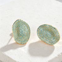 Boucles d'oreilles clous ovales texturées en micro-pavé de turquoise et zircon cubique, plaquées or 18 carats et argent, style géométrique classique, par CustomJewelry