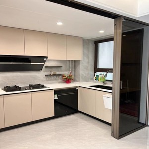 Armoires de cuisine en L modernes et modulaires BALOM, couleur beige, portes coulissantes en verre, évier, <span class=keywords><strong>lave</strong></span>-<span class=keywords><strong>vaisselle</strong></span>, plan de travail en quartz écologique - Product Image 1
