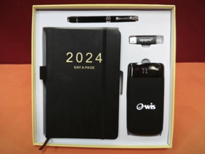 Nouveau produit : Coffret cadeau d'affaires <span class=keywords><strong>de</strong></span> <span class=keywords><strong>luxe</strong></span> noir fait main 4-en-1 pour promotion d'entreprise 2024 – Agenda, stylo, clé USB et batterie externe - Product Image 3