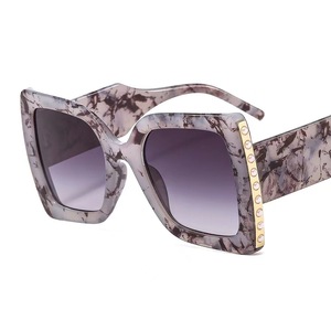 <span class=keywords><strong>2022</strong></span>ขนาดใหญ่กรอบใหม่มุกแว่นกันแดดสุภาพสตรี<span class=keywords><strong>แฟ</strong></span>ชั่นหรูหราย้อนยุคแว่นกันแดดขนาดใหญ่ - Product Image 4