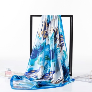 Personalisierter blauer quadratischer Schal aus Satin mit abstrakter Blumenkunst für Damen, 70 cm - Product Image 1