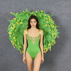 <span class=keywords><strong>Disfraz</strong></span> <span class=keywords><strong>de</strong></span> <span class=keywords><strong>Carnaval</strong></span> Brasileño, Alas y Tocado <span class=keywords><strong>de</strong></span> Plumas con Pedrería Verde y Amarilla, Ideal para Desfiles <span class=keywords><strong>de</strong></span> <span class=keywords><strong>Carnaval</strong></span> en Brasil - Product Image 4